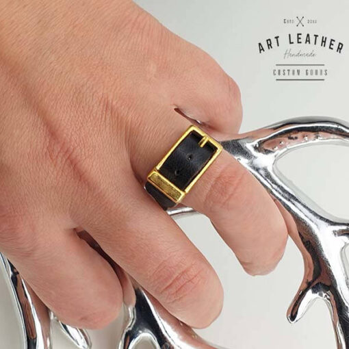 Skórzany pierścionek złota klamra palec