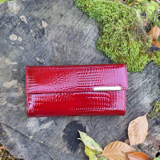 Czerwony skórzany portfel