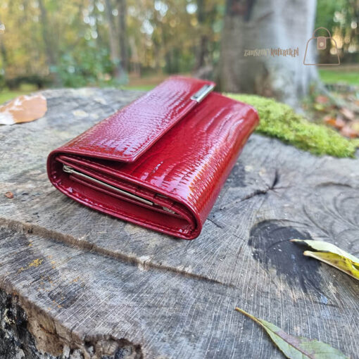 Czerwony skórzany portfel bok